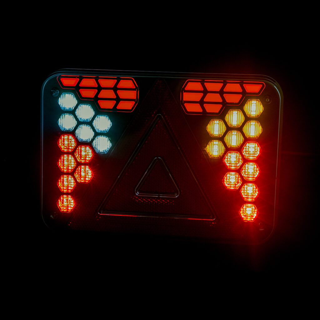 Tylna lampa zespolona HORUS LZD 3224 (prawa) 6-funkcyjna (bez podświetlenia tablicy)